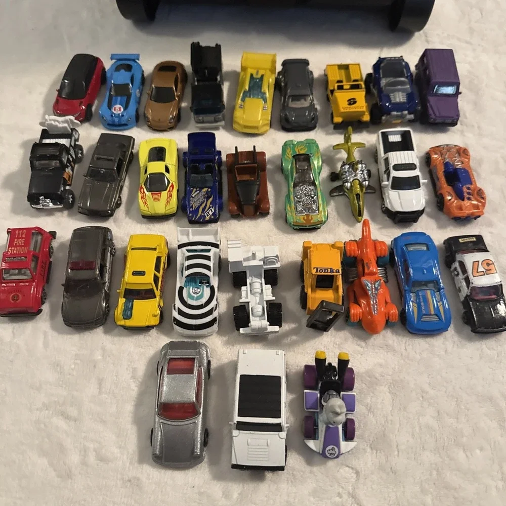 Big HOT WHEELS Lot Rolling 110 Car Carry Case With Mix Of 30 Vehicles